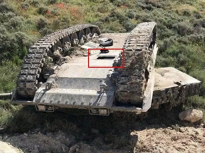 俄军T-72翻车，坦克兵保命设计露出，坦克被击中后如何逃生？ - 5