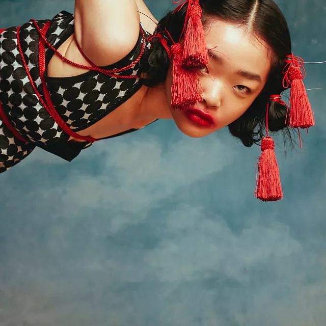这位“宽眼距塌鼻梁”的18岁麻豆意外在Dior高定秀场走红，她会成为新加坡的“雎晓雯二代”吗？ - 20