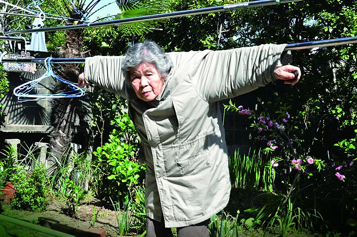 90岁玩自拍的她吸粉20万，活得比18岁还精彩！ - 7