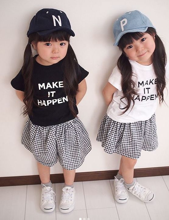 这对日本双胞胎小姐妹，复制粘贴的脸蛋和打扮，直接萌倒无数网友... - 28