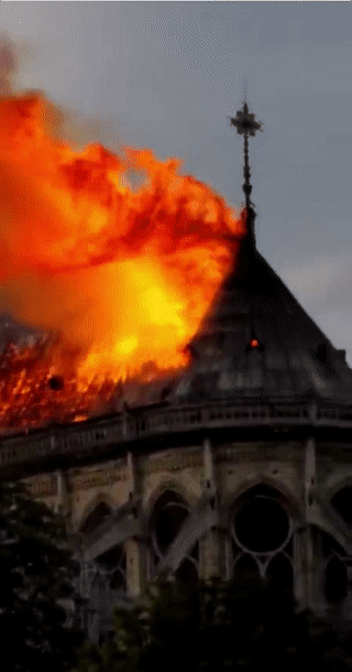 全世界为之悲伤！巴黎圣母院大火，800年古迹被焚毁，救援最新进展已出... - 12