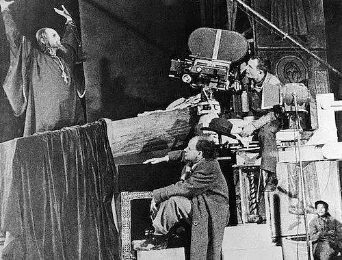 革命把他引向艺术，120年前他发明了蒙太奇，为我们开启了一个电影新时代 - 30