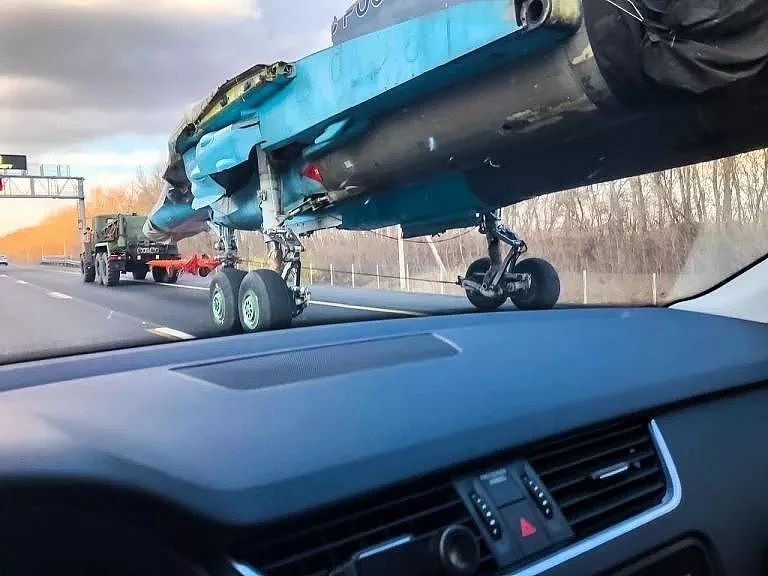 够猛！俄苏-34战机直接在公路上拖行！| 图说 - 2