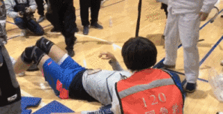 男篮队员深蹲100kg，意外受伤倒地不起！网友再次怒了！！ - 13