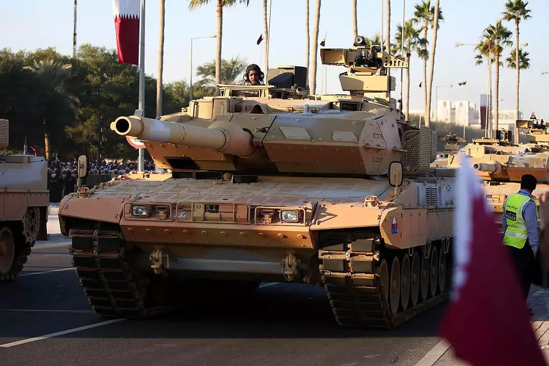 卡塔尔举行国庆阅兵，中国正步再现海滨大道，德制新战车首度亮相 - 12