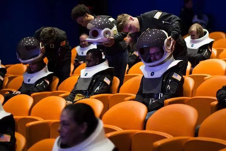 戴上这个宇航员 VR 头盔，感受第一视角的地球美景 - 4