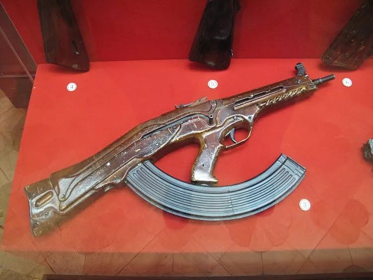 这款无托步枪曾是AK47的竞争者：天才与他的疯狂设计｜轻武专栏 - 16