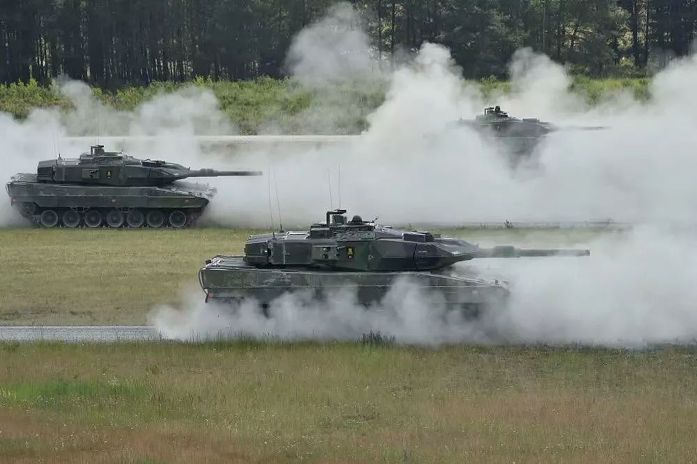 欧洲最强坦克挑战赛，瑞典女兵扛炮弹性感抢镜！ - 2