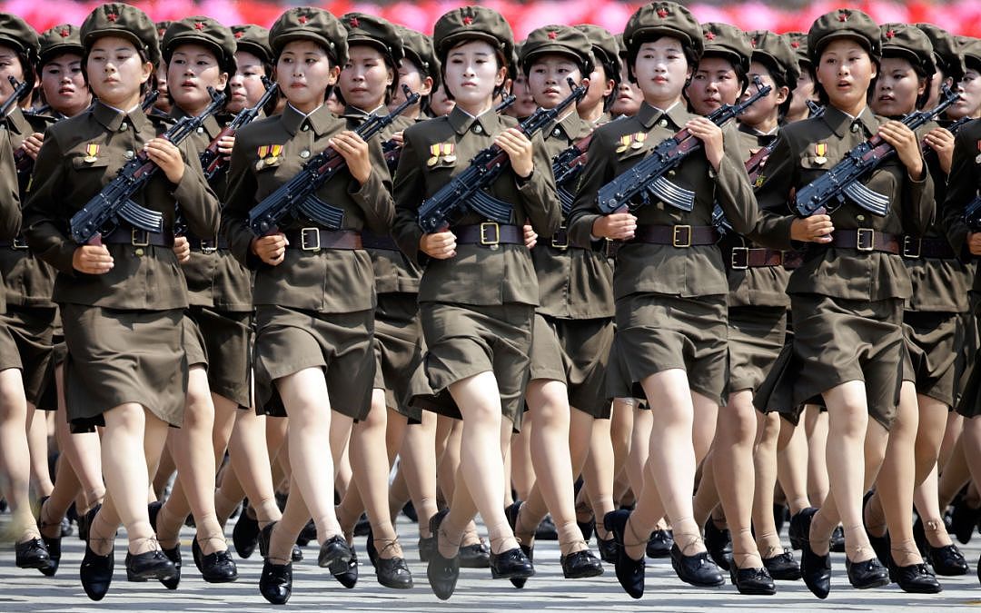 朝鲜阅兵式上的弹簧步到底是怎么来的？（附弹簧步教程） - 12