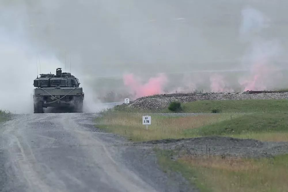 欧洲最强坦克挑战赛，瑞典女兵扛炮弹性感抢镜！ - 14