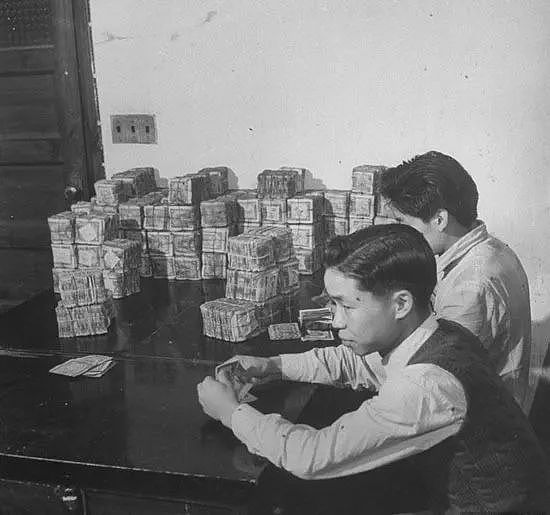 中国民国时期通货膨胀，拿钞票点烟，用一麻袋钱买半袋大米｜老照片 - 18