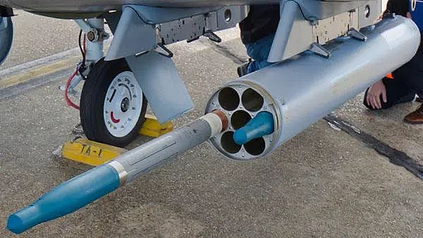 和中国107火箭炮对着轰：越战美军士兵设计出蜂巢火箭炮 - 11