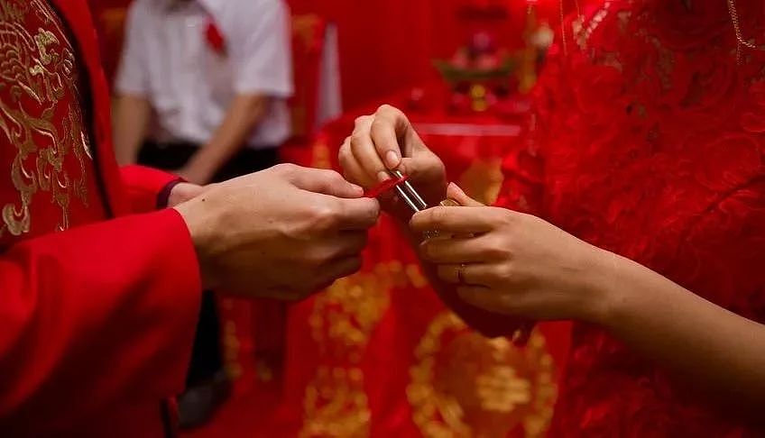 “伴娘就该被摸，这是习俗”：比天价彩礼更可怕的，是中国式婚闹 - 14