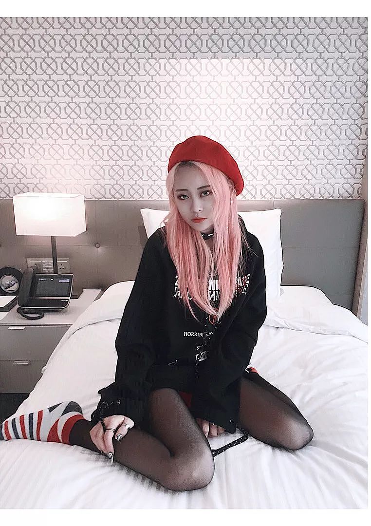 纹身、穿孔、粉发、娃娃脸，这个不完美的“坏女孩”靠什么成为韩国当下最夯时尚博主？ - 30