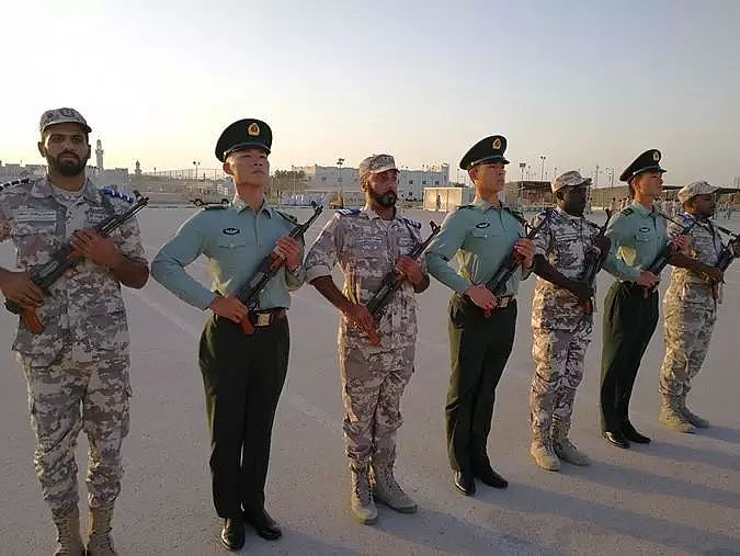 卡塔尔举行国庆阅兵，中国正步再现海滨大道，德制新战车首度亮相 - 4