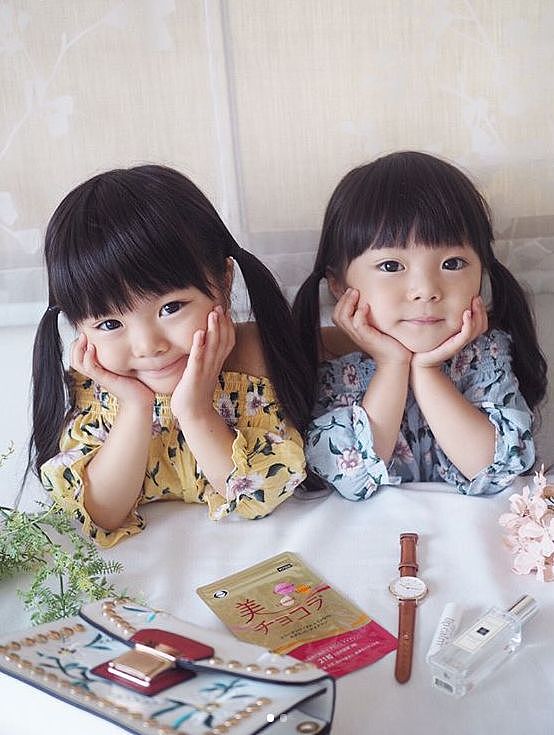 这对日本双胞胎小姐妹，复制粘贴的脸蛋和打扮，直接萌倒无数网友... - 34