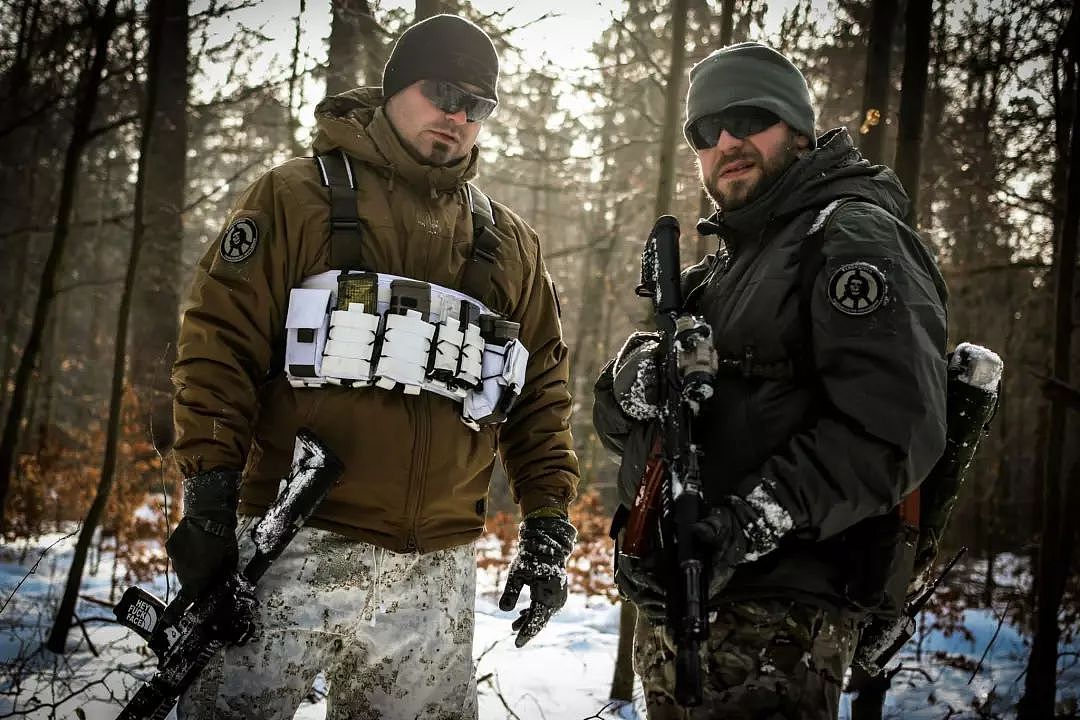 美军北极部队在防寒上煞费苦心：士兵敢穿着它泡冰水里 - 5