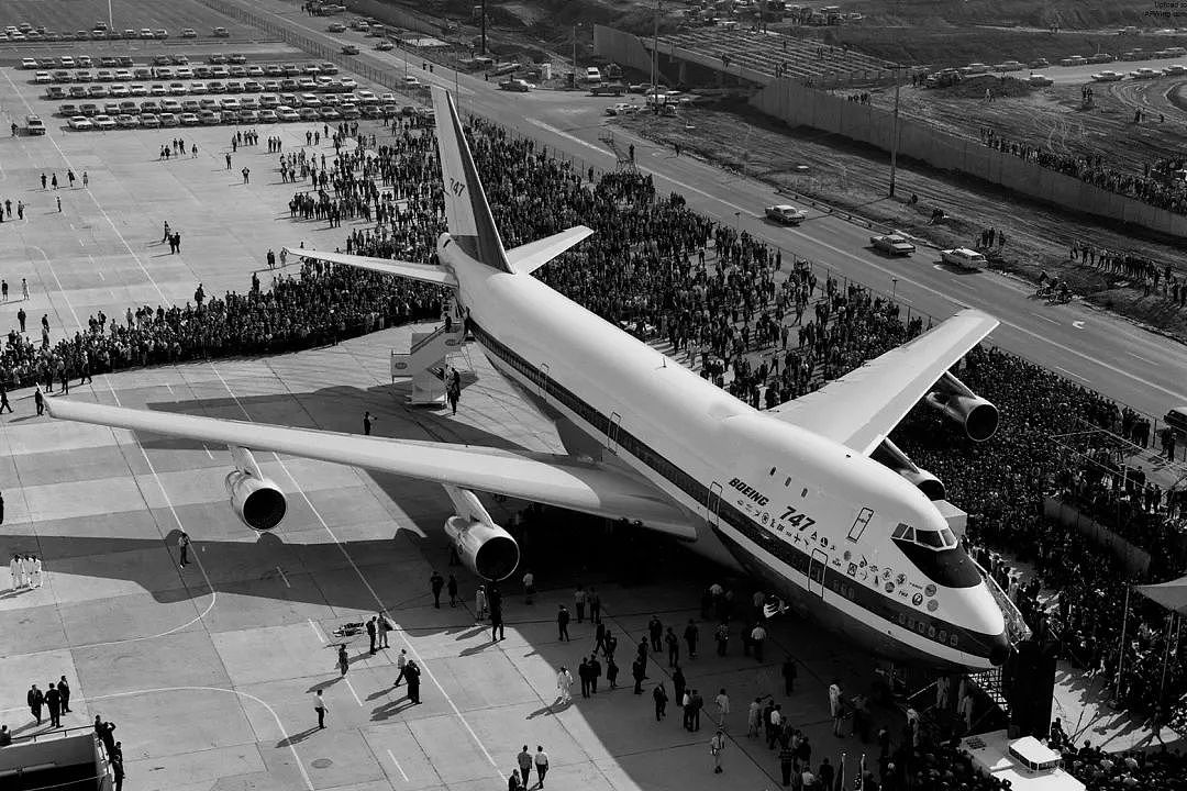 从战略运输机到巨型珍宝客机，波音747空中女王诞生记｜老照片 - 2