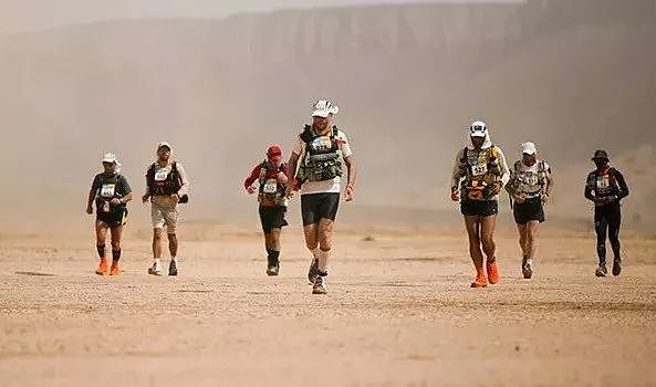 奔跑在撒哈拉沙漠地狱马拉松的一只狗 - 1