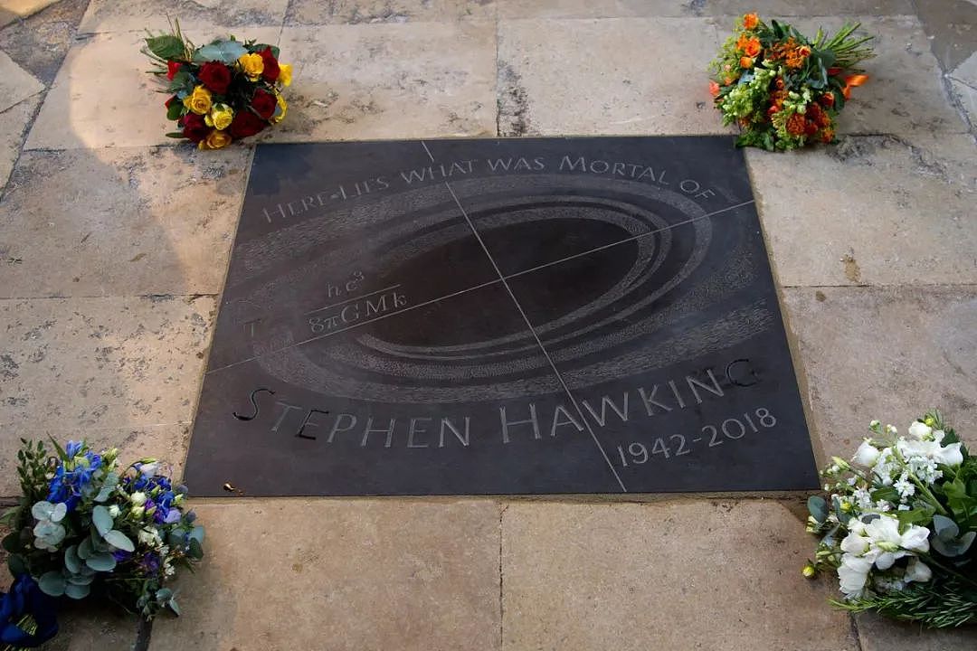 霍金骨灰落葬，他的邻居是达尔文和牛顿 - 4