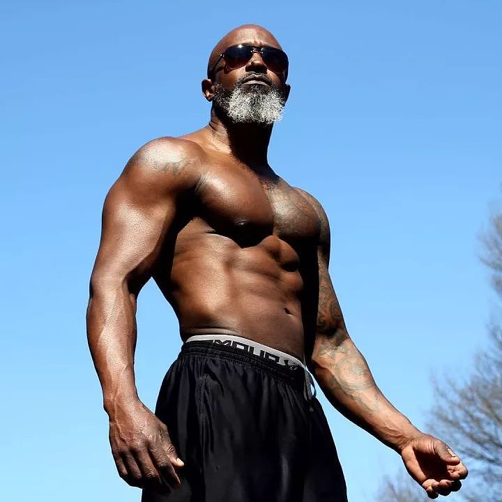 55岁黑金刚用肌肉告诉你：年龄就是个屁 - 5