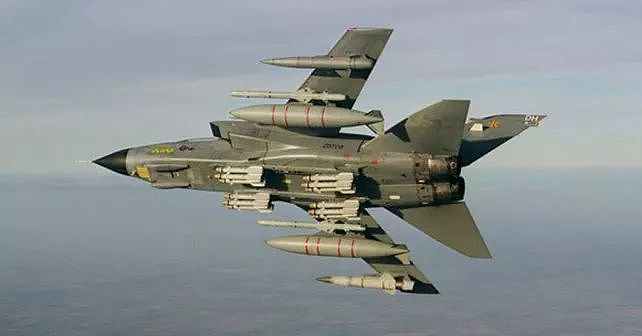 英军用制导弹药轰炸叙利亚弹无虚发，为啥俄军却还在打火箭弹？ - 5