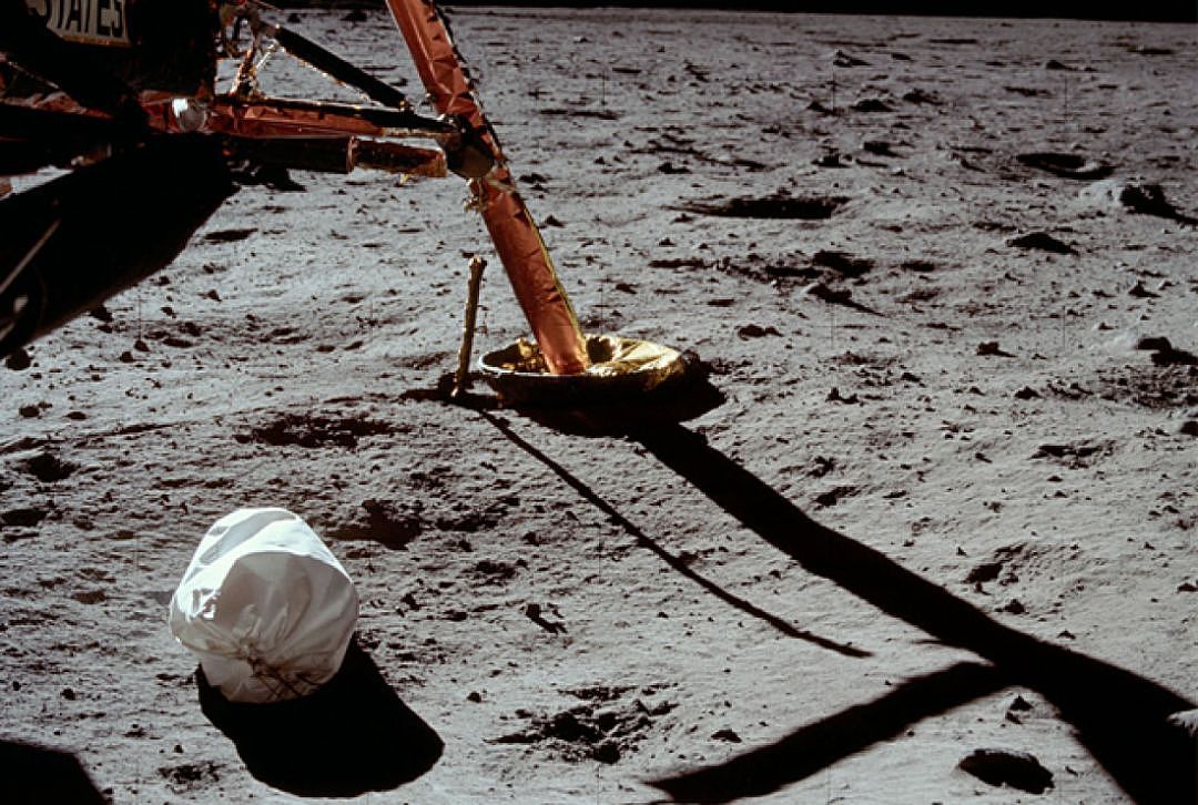 人类扔在月球上的 96 袋纸尿裤，半世纪后成了野生「实验室」 - 2