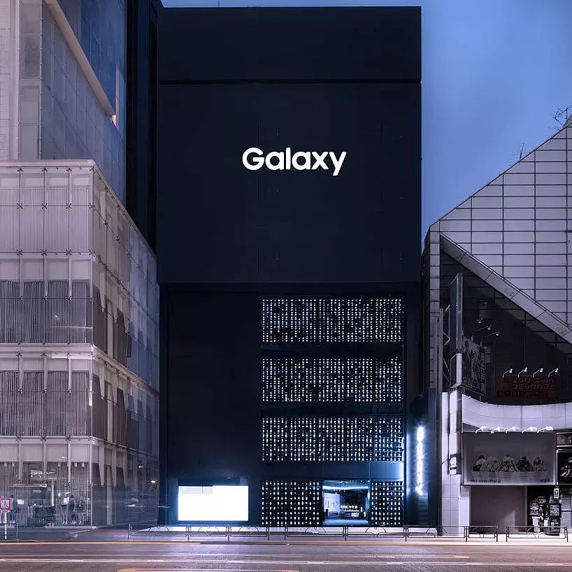 三星在东京最大的旗舰店开张，外墙装了 1000 部 Galaxy 手机 - 3
