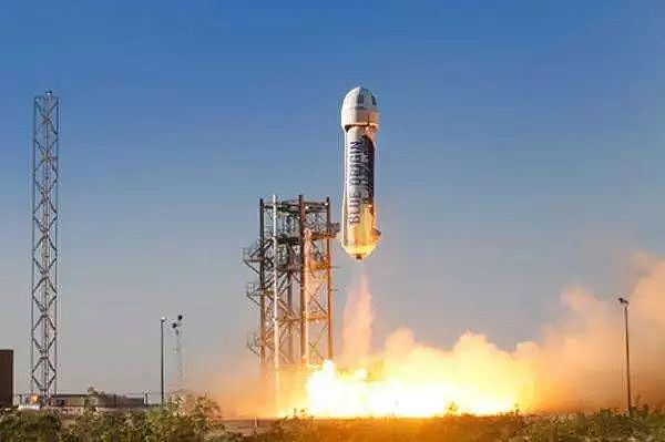 不仅是亚马逊创始人，全球首富贝索斯这次还成功发射了一枚火箭 - 1