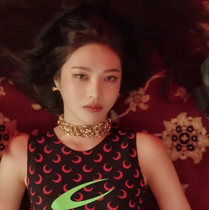 美人计 | 女团Red Velvet新歌回归造型有点迷，全靠颜值与妆容撑 - 22
