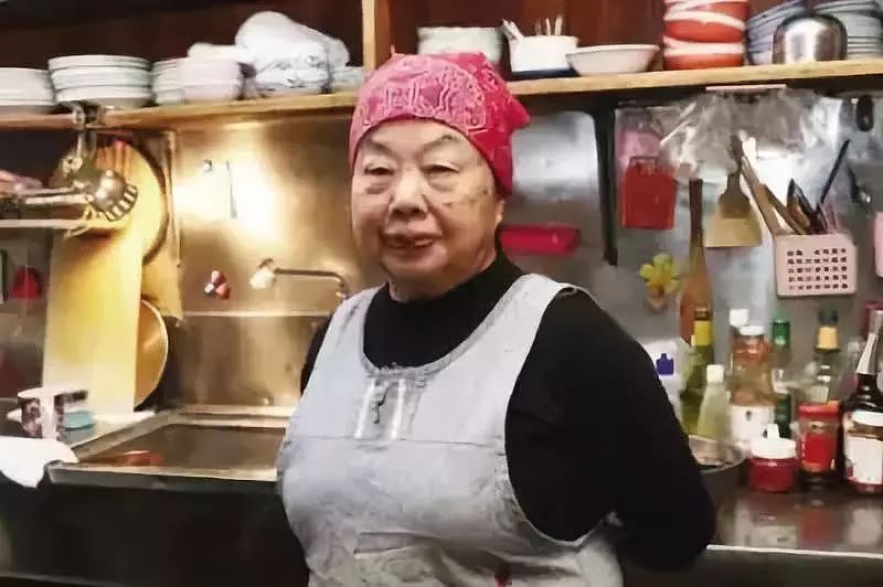 84岁日本第一奶奶：白天卖饺子，凌晨当DJ，一生无子，只为热爱而活 - 4