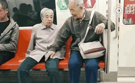 80岁老奶奶手机屏保看哭无数人：在出轨横行的年代，怀念老一辈的爱情！ - 8