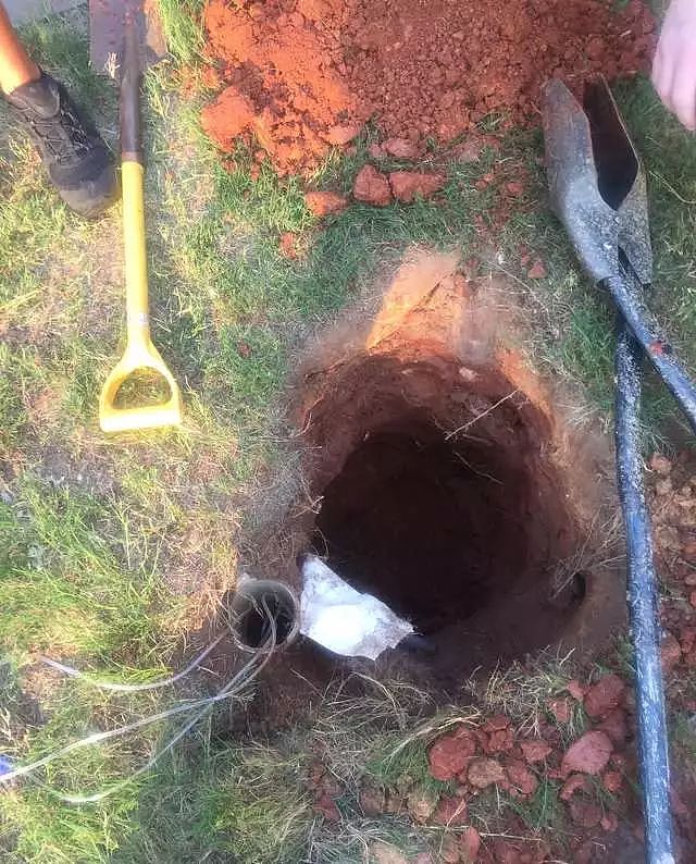 小奶狗掉入下水道排水管，消防员：就算把管道全部挖开也要救它！ - 1