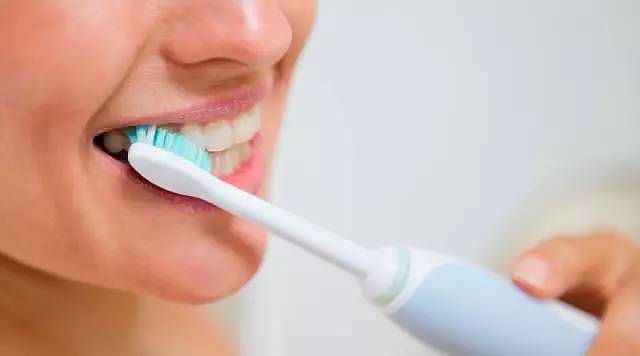 刷牙前牙膏要不要沾水？牙龈出血怎么办？很多人都做错了 - 8