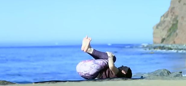 海边练瑜伽，精气神十倍充足 ▷ 每日一练 - 19