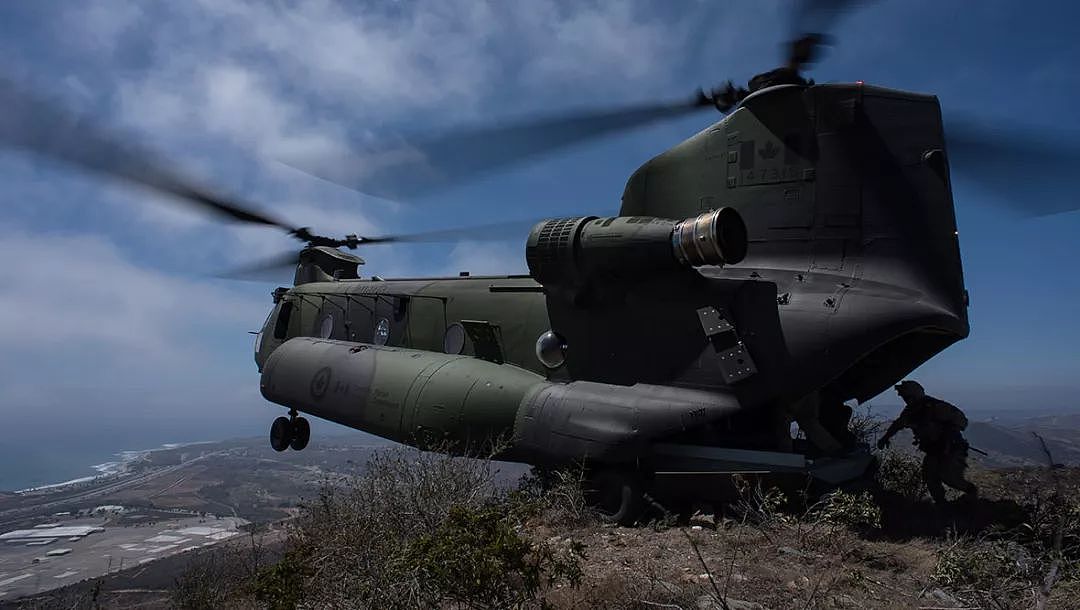 美军直升机海拔3400米峭壁秀单点悬停，该机当年差点落户中国 - 11