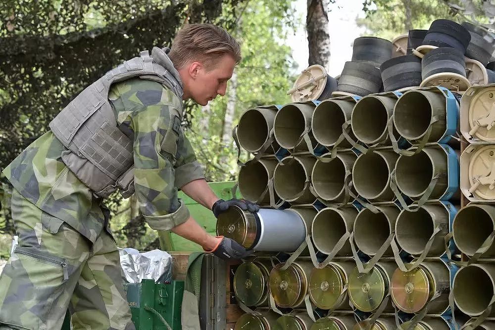欧洲最强坦克挑战赛，瑞典女兵扛炮弹性感抢镜！ - 5