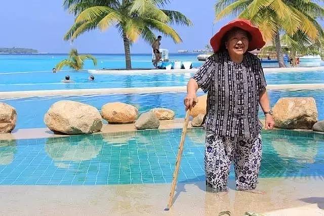 这对姐妹带着89岁痴呆妈妈环游世界，十年推坏5把轮椅，陪伴才是最好的治疗 - 18