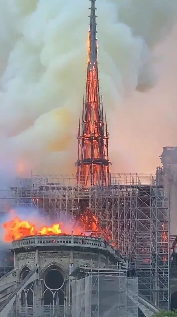 全世界为之悲伤！巴黎圣母院大火，800年古迹被焚毁，救援最新进展已出... - 7