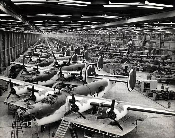 美国B-24轰炸机二战中生产18000架，四成是福特公司生产｜老照片 - 2