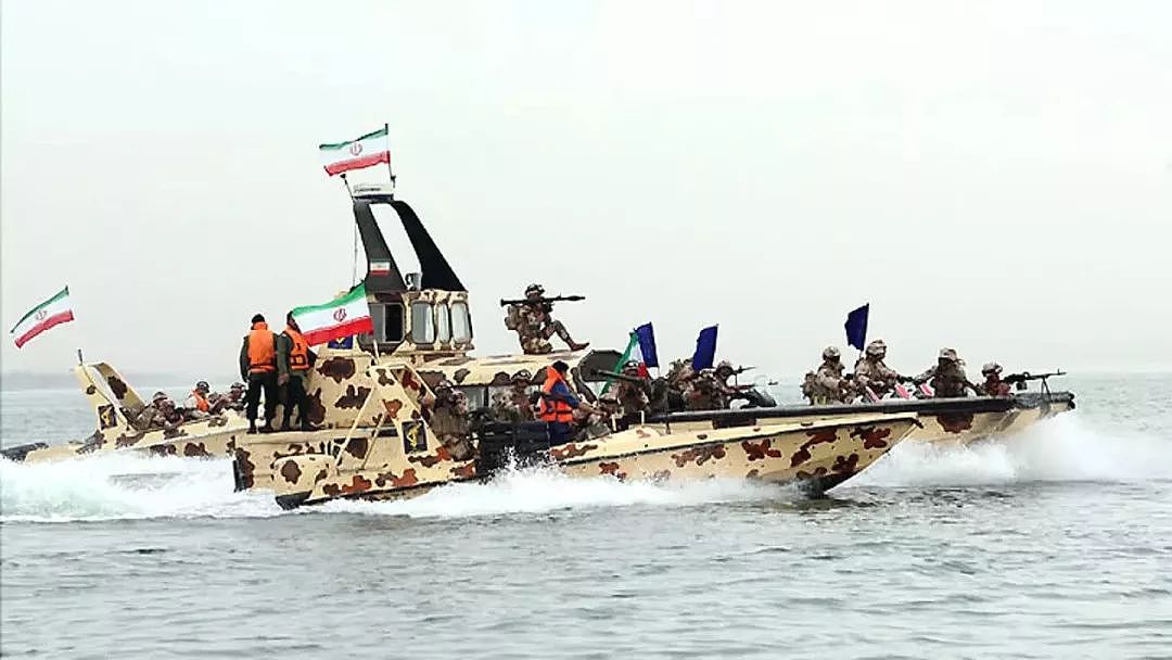 罗斯福号航母进入波斯湾：警报！大批伊朗快艇来袭，这不是演习！ - 7