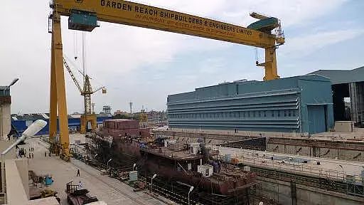 印度船厂龙门吊倒塌困住最新隐身军舰，中国又背锅了｜军情晚报 - 3
