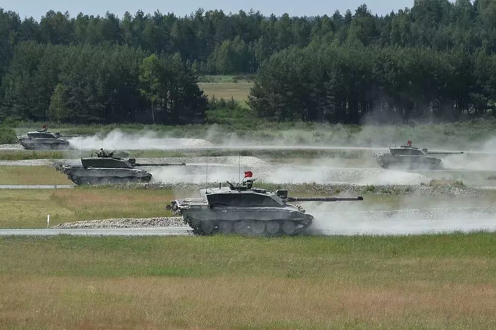 欧洲最强坦克挑战赛，瑞典女兵扛炮弹性感抢镜！ - 21