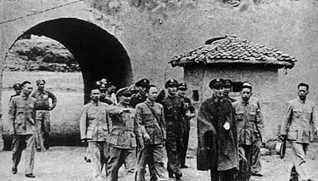 1947年蒋介石秘访延安，住窑洞坐矮凳，发现一个惊人真相！ - 2