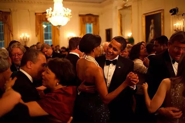 奥巴马夫妇获全美大奖! 原来他们最让人嫉妒的不是身份, 而是爱情…… - 16