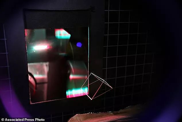 科学家用空气当屏幕，做出了《钢铁侠》中的三维投影 | 潮科技 - 3
