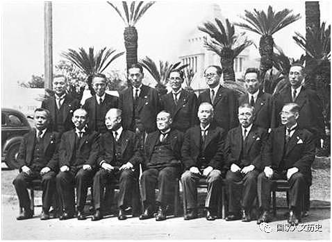 在麦克阿瑟的主导下，战后日本政党政治保守主义的基调是如何重新确立起来的？ - 13