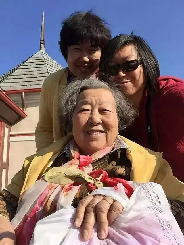 这对姐妹带着89岁痴呆妈妈环游世界，十年推坏5把轮椅，陪伴才是最好的治疗 - 25