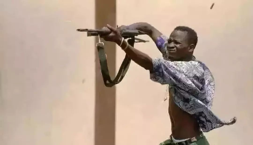 混在解放军中的非洲士兵，开枪姿势都顺眼了 | 军情晚报 - 8