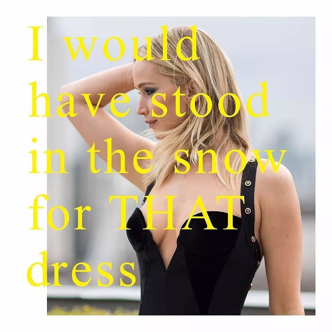 Jennifer Lawrence说“就算要站在雪地里，我也要穿这件Versace的裙子。” - 4